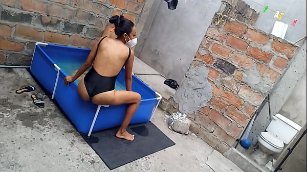 Seorang wanita India atletis dan seorang wanita Latin bertubuh gemuk menikmati liburan di tepi kolam renang sementara matahari menghangatkan tubuh sensual mereka.