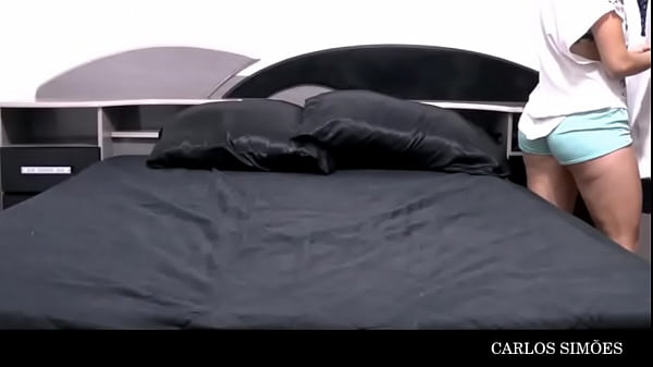TRAIÇÃO QUENTE – ESPOSA RECEBE O CARLÃO NA AUSÊNCIA DO MARIDO